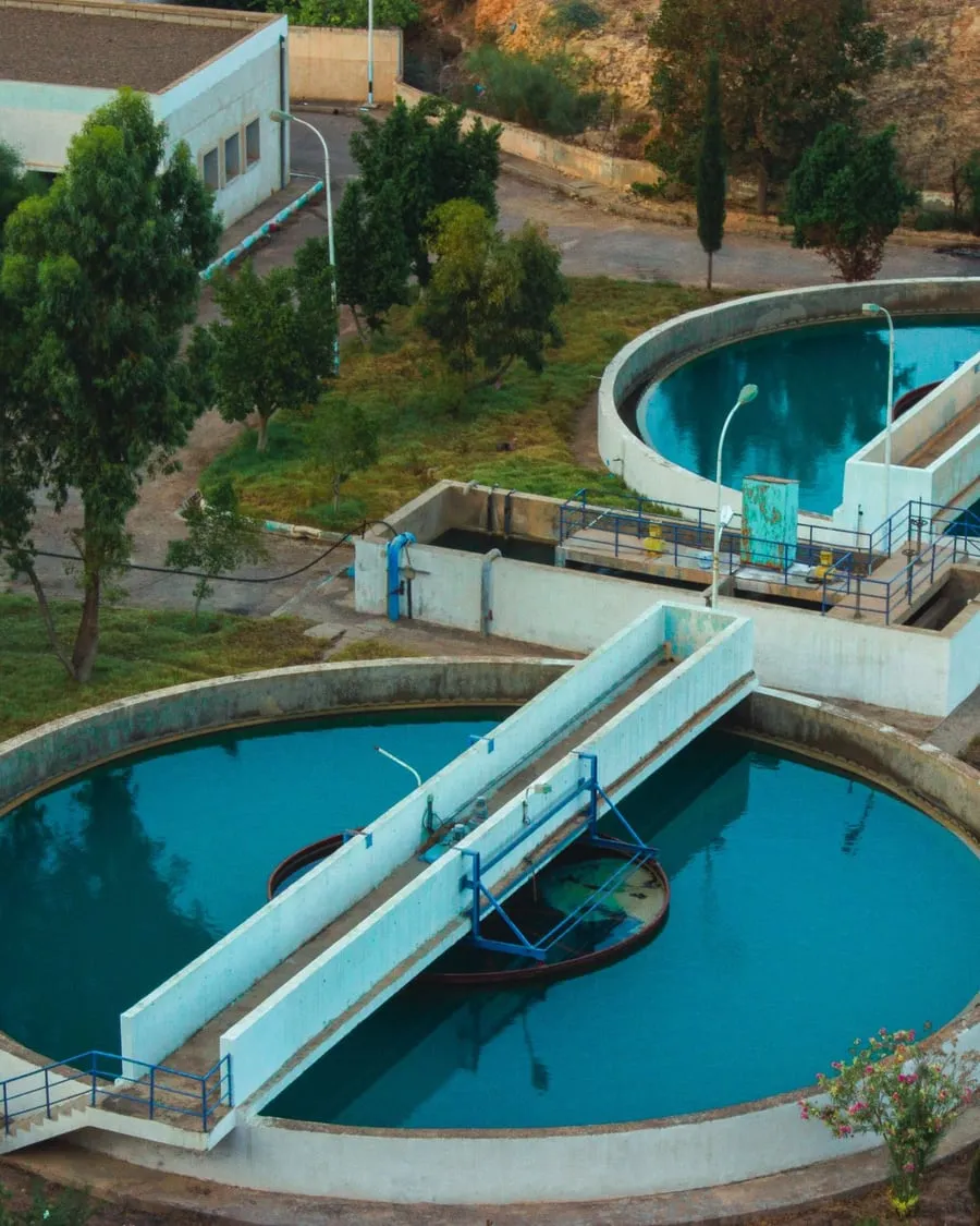 Vista aérea de los decantadores circulares de una planta de tratamiento de agua