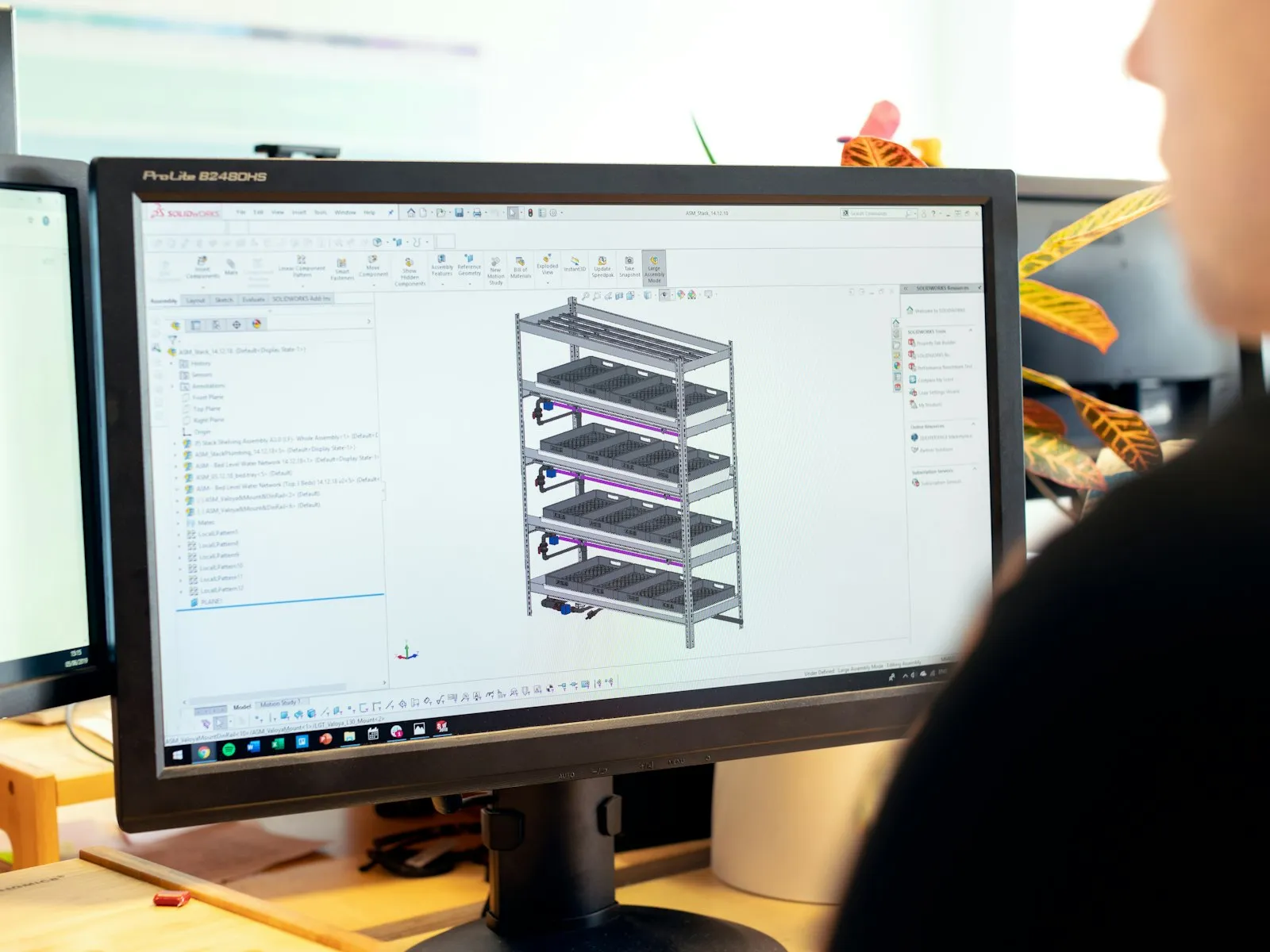 Ingeniero revisando en pantalla el modelo CAD de una estructura de máquina