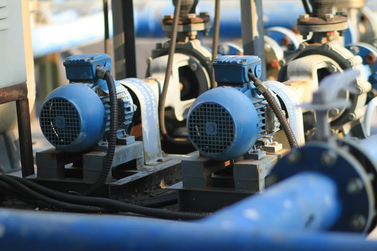 Dos motobombas eléctricas conectadas a una red de tuberías industrial