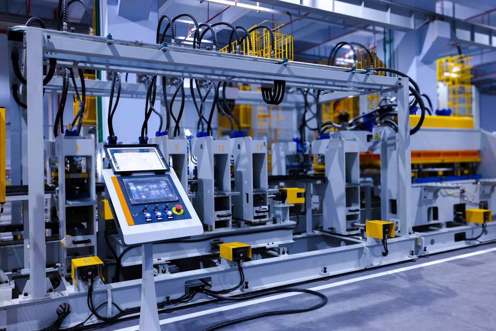 Máquina de montaje a medida con panel de operador táctil y estaciones numeradas