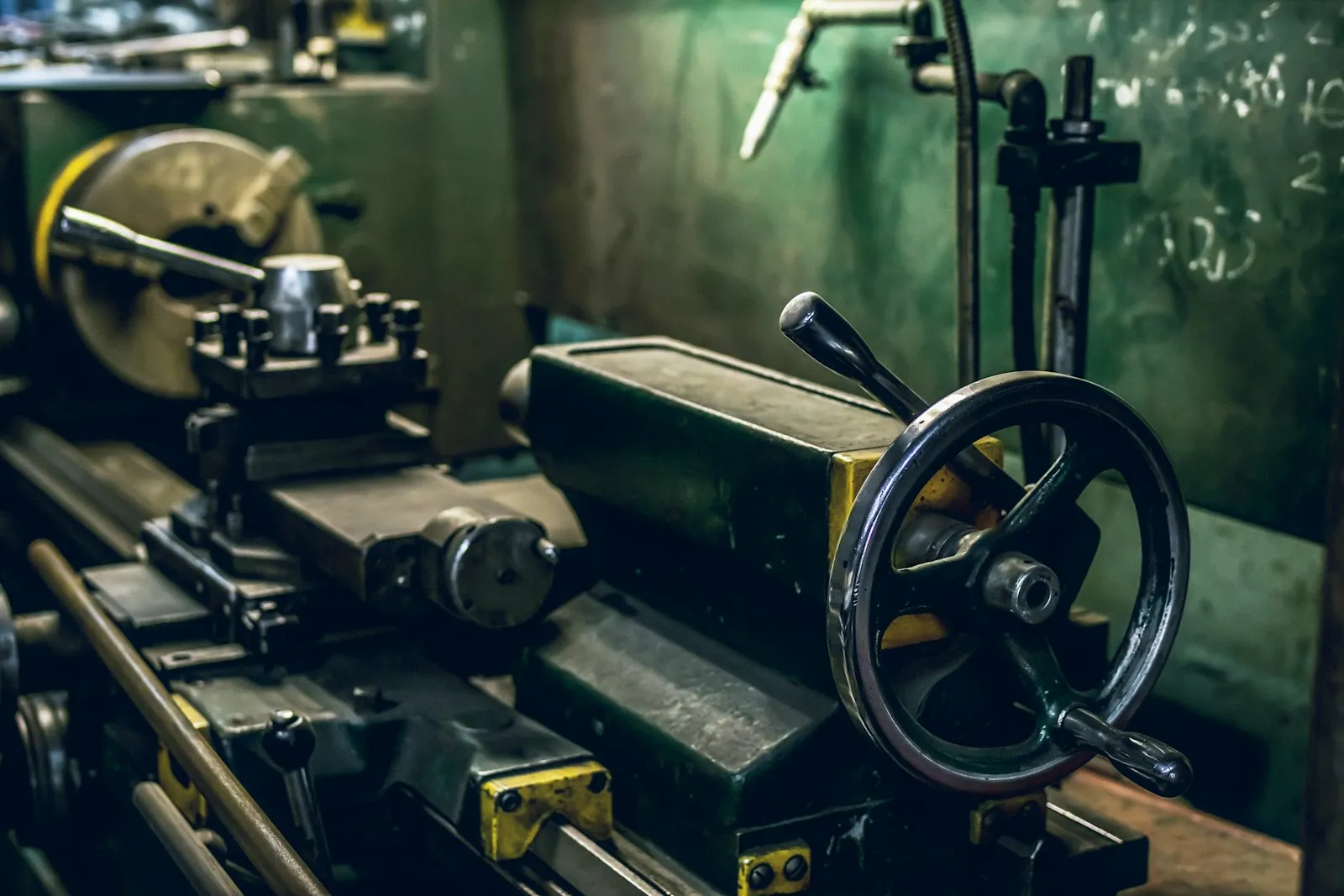 Torno antiguo con su volante de mano, todavía en servicio en un taller